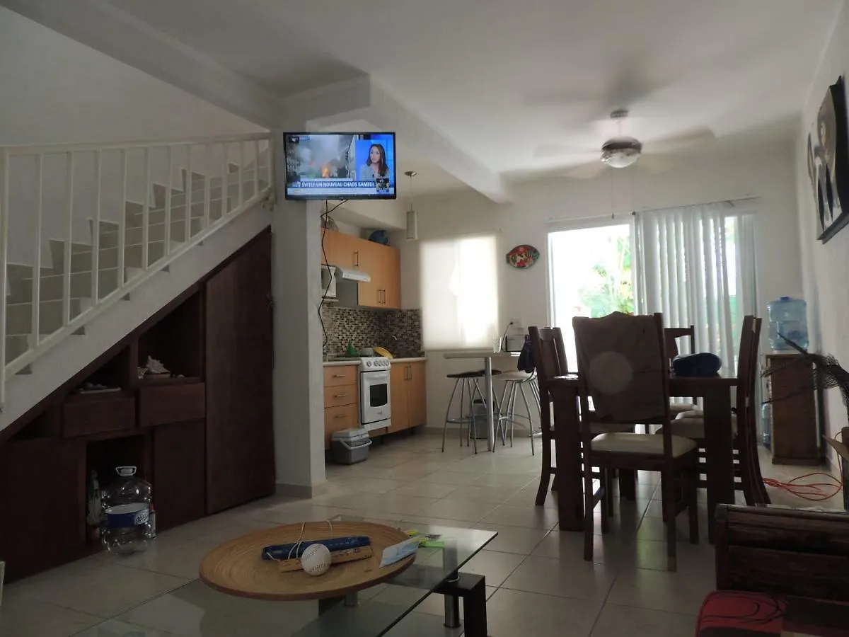La Casa del Mexicano terraza y jardin exoticos 12 min del playa Esmeralda Villa Playa del Carmen Сasa de vacaciones